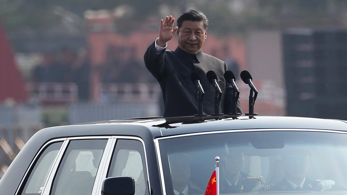 Kiinan presidentti Xi Jinping tarkisti sotilasparaatin Kiinan kansantasavallan 70-vuotisjuhlassa 1. lokakuuta 2019. 