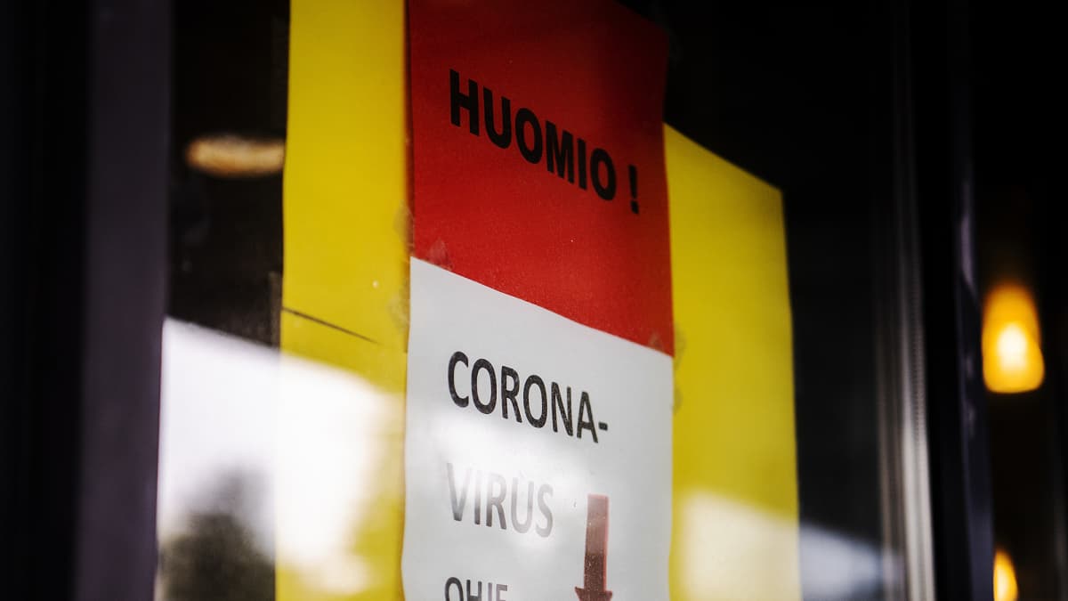 Haartmanin sairaalan päivystyksen ikkunaan teipattu koronavirus-ohje. Lapussa kielletään tulemasta sisälle sairaalaan konsultoimatta ensin puhelimitse sairaanhoitohenkilökuntaa.
