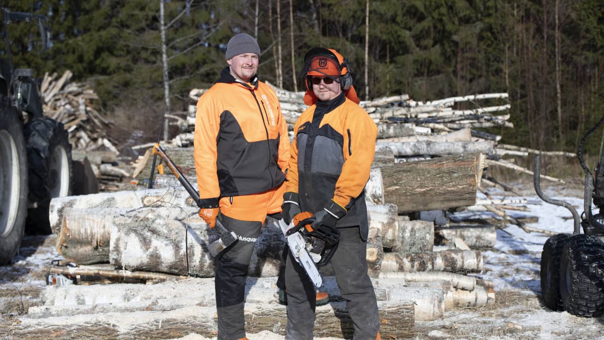 Kuopiolainen Mika Kurki ja Siilinjärveläinen Markus Savolainen rankapinon edessä.