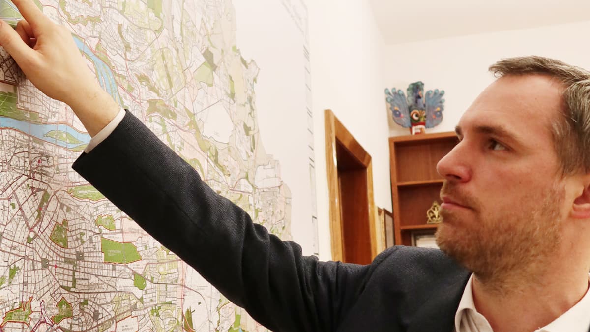 Zdeněk Hřib esittelee Prahan karttaa toimistossaan Prahan keskustassa. Helmikuussa Praha nimesi kaksi Venäjän lähetystön lähellä sijaitsevaa katua tapettujen Kremlin kriitikoiden mukaan.