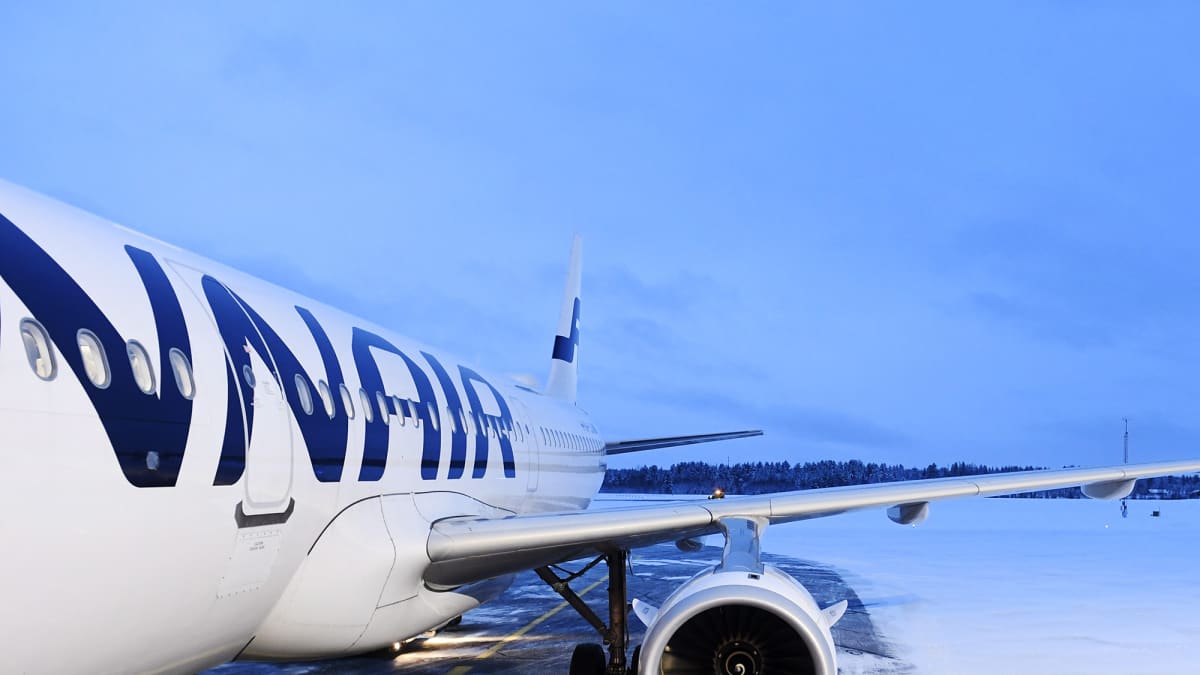 Kuvassa on Finnairin lentokone Kuusamon kentällä.