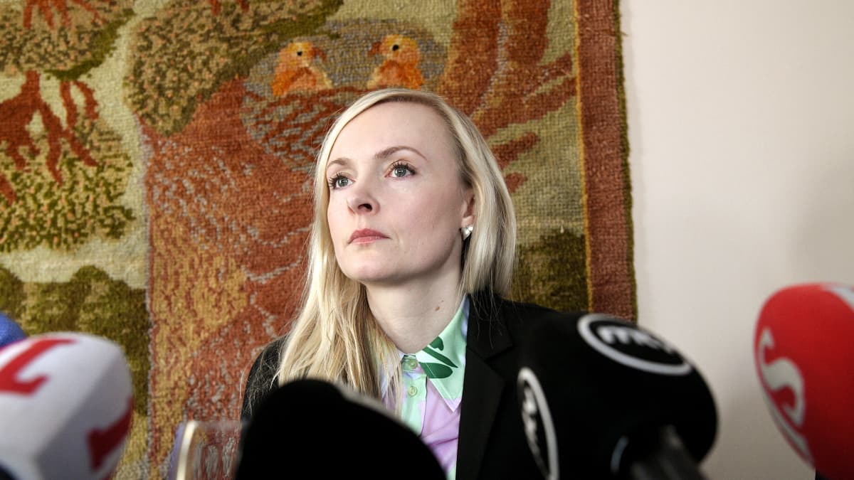 Maria Ohisalo Politiikan toimittajien yhdistyksen vieraana Helsingissä.