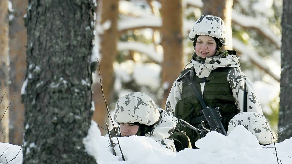 Naisalokkaita lumihangessa ampumaharjoituksissa.