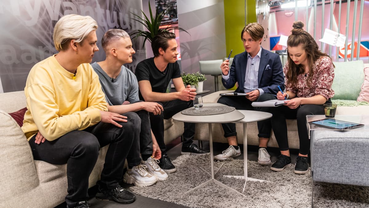 Nuoret uutisluokkalaiset haastattelevat Kuumaa-yhtyettä.