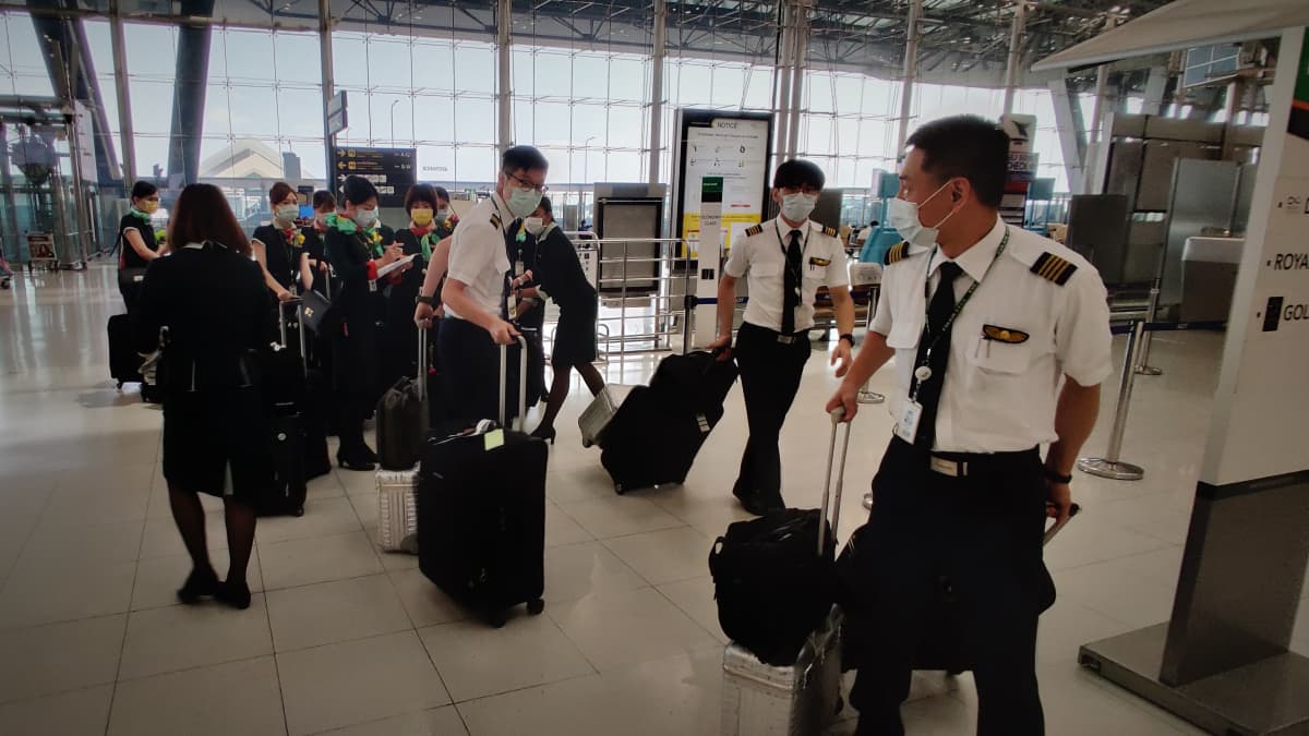 Taiwanilaisen EVA-lentoyhtiön miehistöä Bangkokin lentokentällä koronaviruskriisin aikaan maaliskuussa 2020.