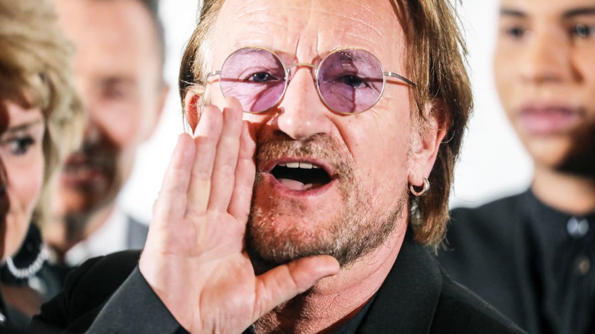 Bono poseeraa valokuvaajille Ranskassa.