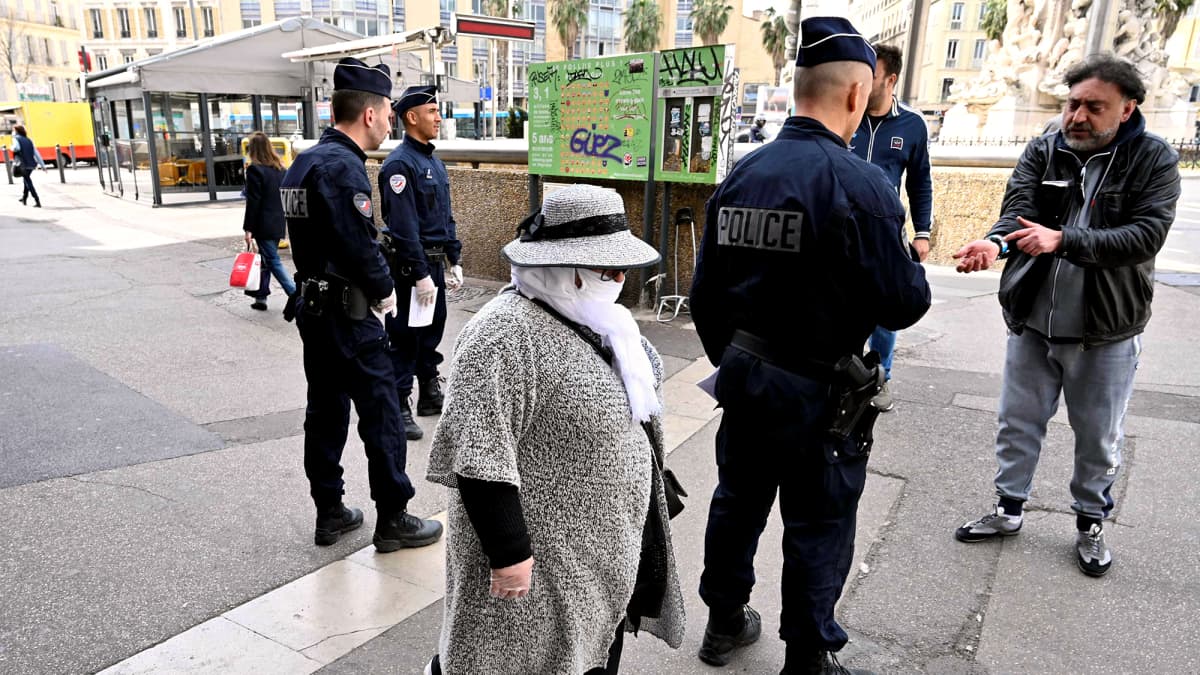 Ranskalaiset poliisit partioivat ja valvovat ulkonaliikkumiskieltoa Marseillessa.