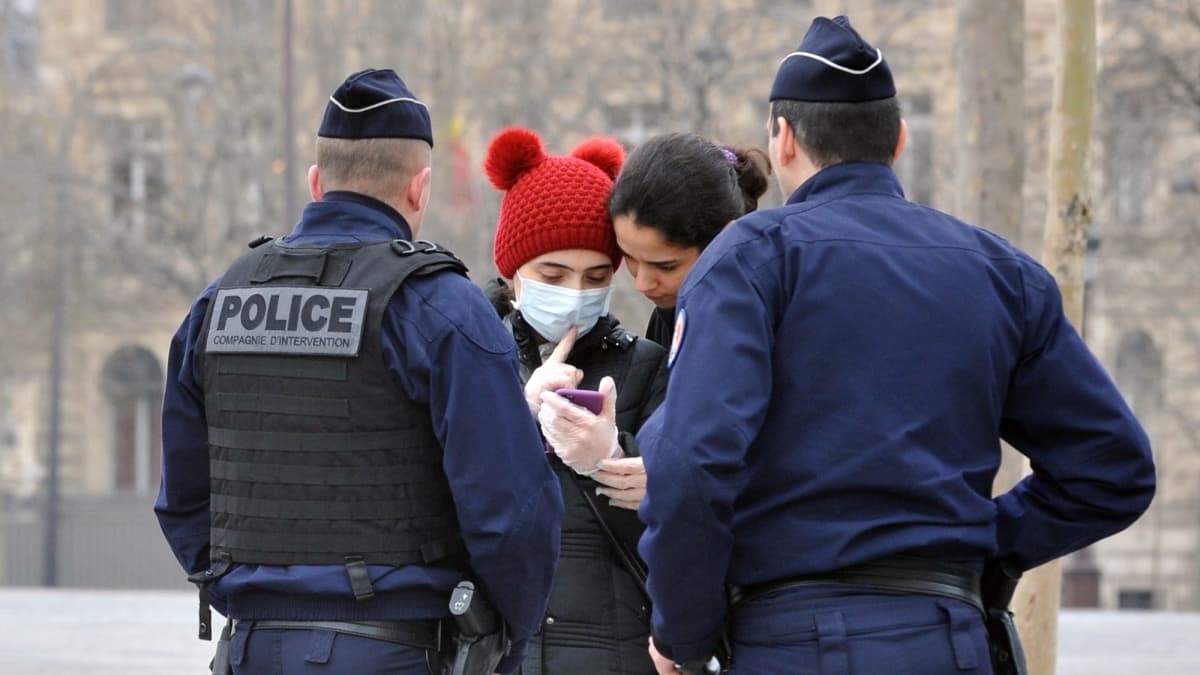 Poliisit tarkastavat papereita ulkonaliikkujilta Pariisissa.