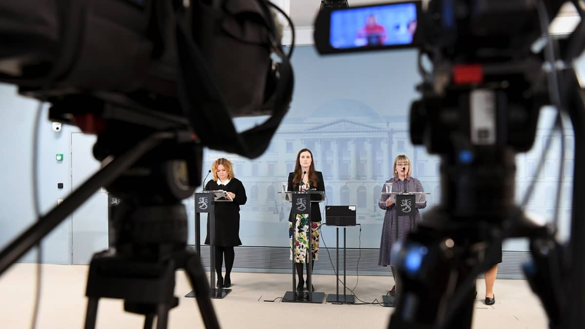 Krista Kiuru, Sanna Marin ja Aino-Kaisa Pekonen hallituksen tiedotustilaisuudessa Helsingissä.