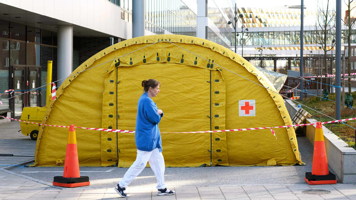 Karoliinisen sairaalan edustalle pystytetty teltta.
