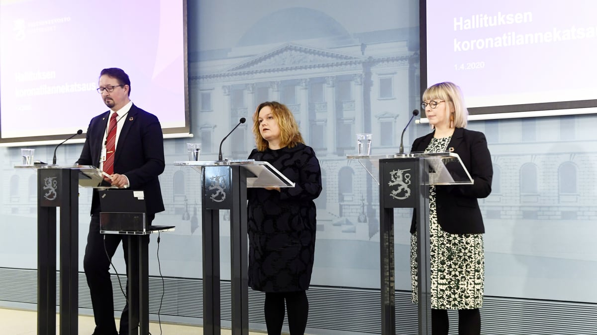 THL:n johtaja Mika Salminen (vas.), perhe- ja peruspalveluministeri Krista Kiuru sekä sosiaali- ja terveysministeri Aino-Kaisa Pekonen hallituksen koronatilannekatsauksessa Helsingissä
