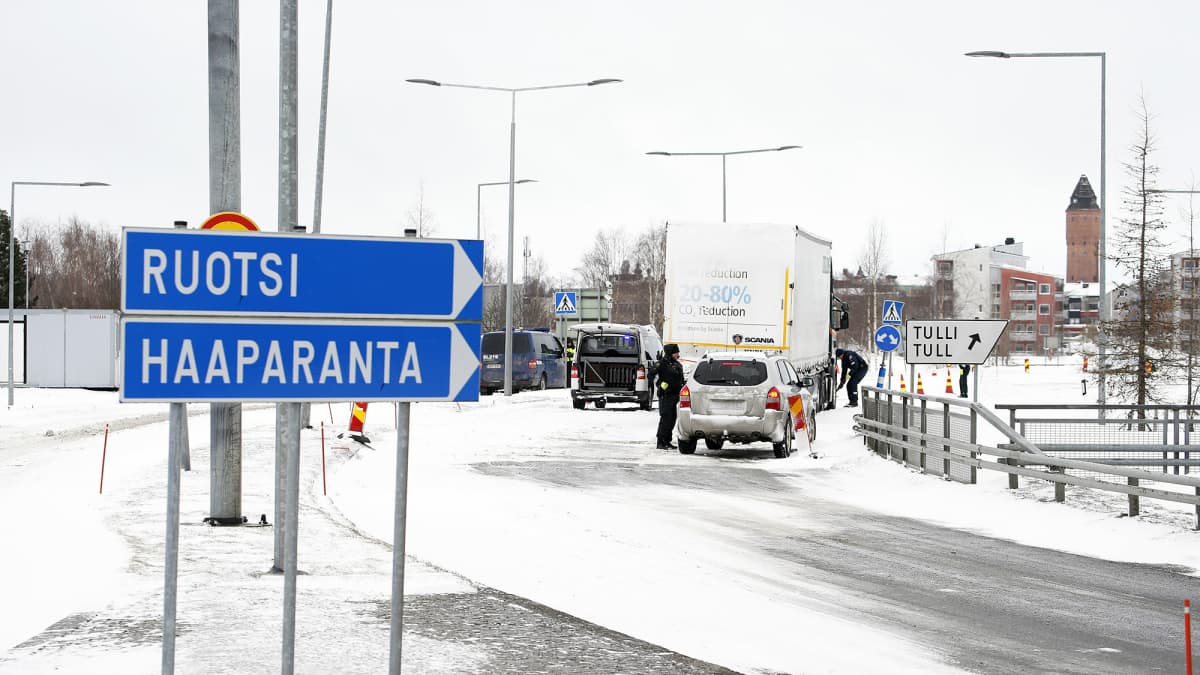Suomalaiset rajavartijat tarkistavat kulkulupia Tornion ja Haaparannan välisellä rajanylityspaikalla.
