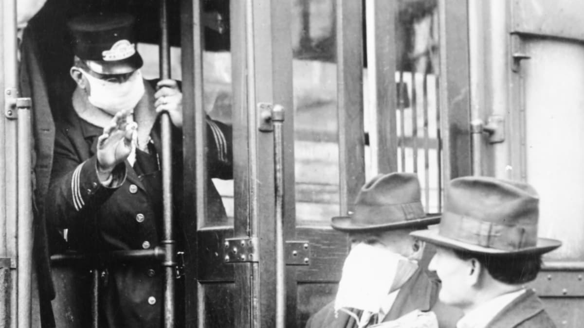 Raitiovaunun konduktööri estää ilman kasvosuojusta olevan matkustajan tulemisen vaunuun
Seattlessa vuonna 1918.