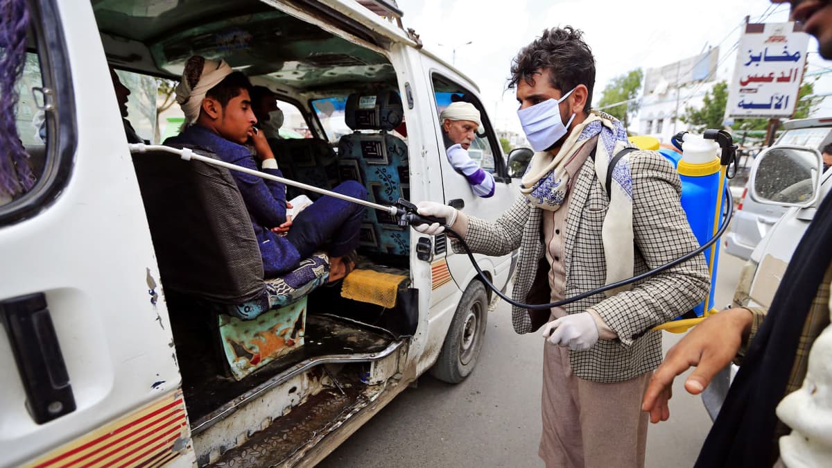 Minibussia desinfioidaan Jemenin Sanaassa.