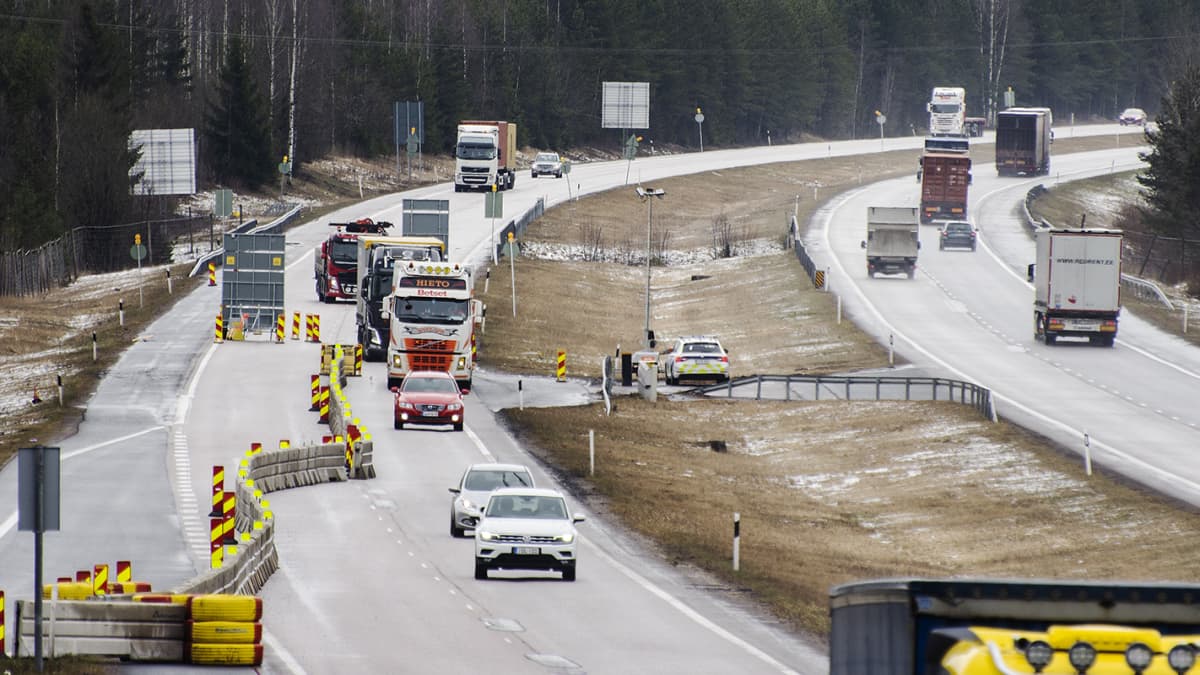 Kuvassa liikenne kulkee vapaasti Uudenmaan sulun loputtua keskiviikkona.