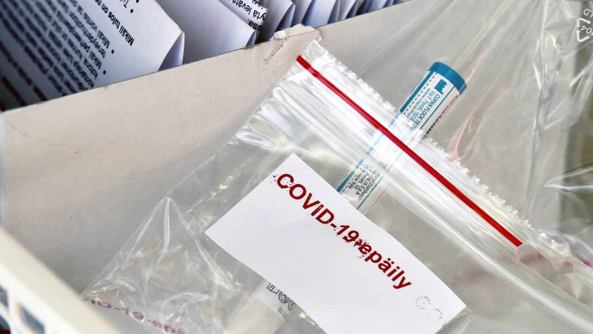 Koronvirussnäyte odottaa laboratoriotutkimusta drive-in testausasema Espoossa.