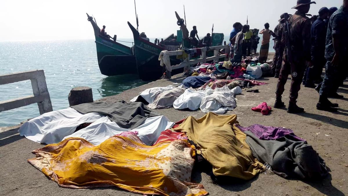 Bengalinlahdella hukkuneita kankailla peitettyjä  rohingya-pakolaisia laiturilla.