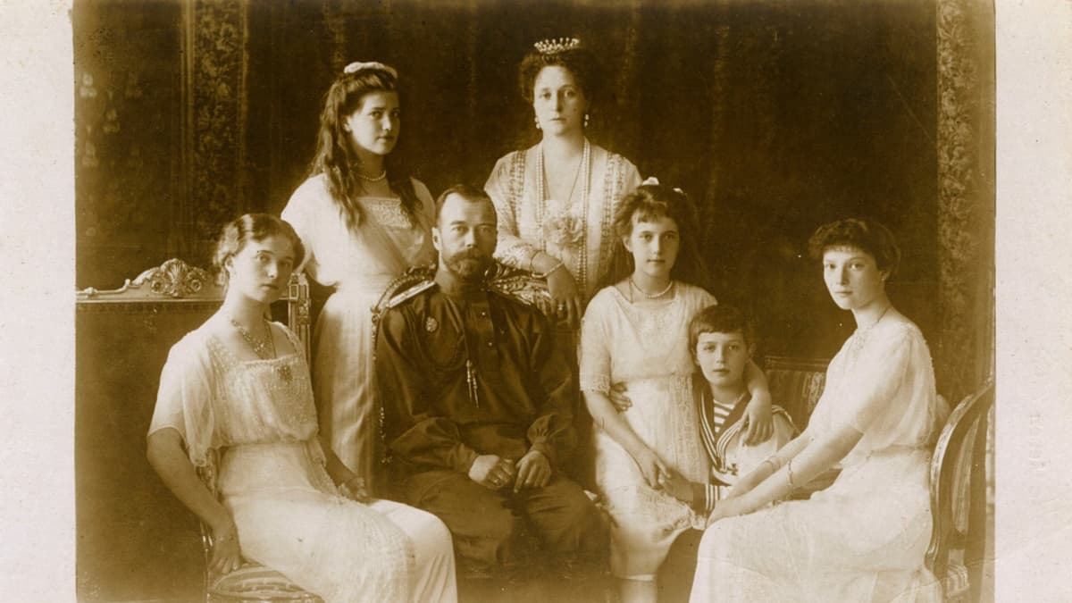 Vuonna 1914 julkaistu postikortti Nikolai II:n perheestä. 