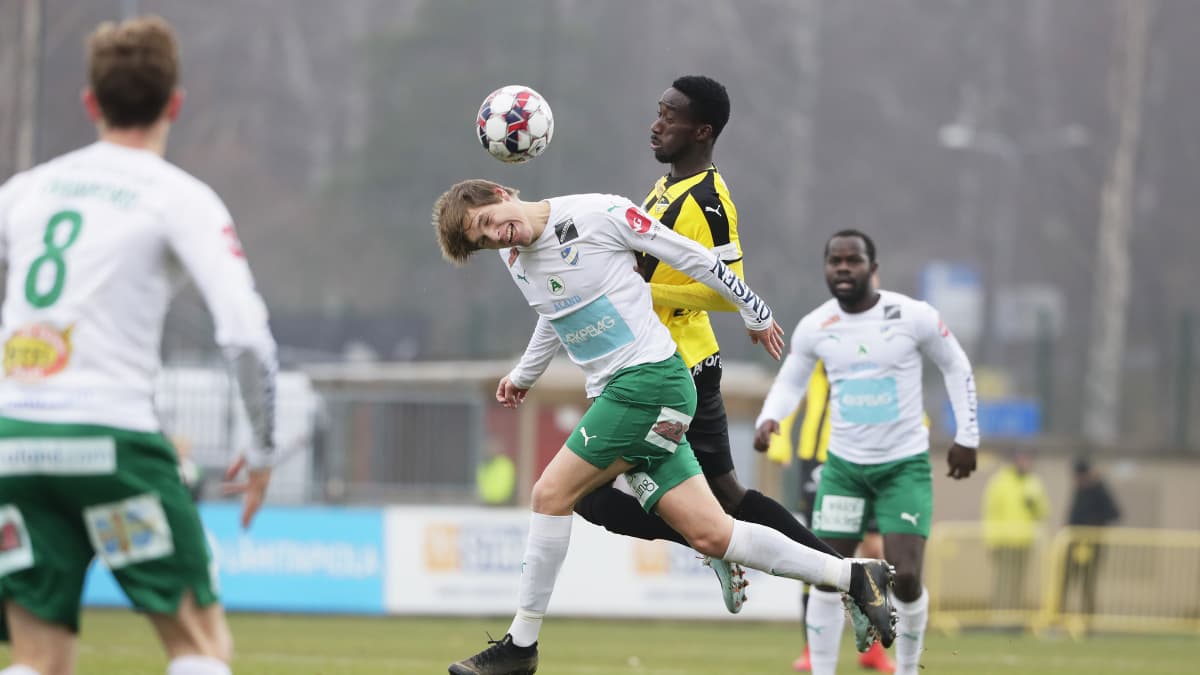 Hongan Demba Savage ja IFK Mariehamnin Riku Sjöroos Veikkausliigan ottelussa marraskuussa 2019