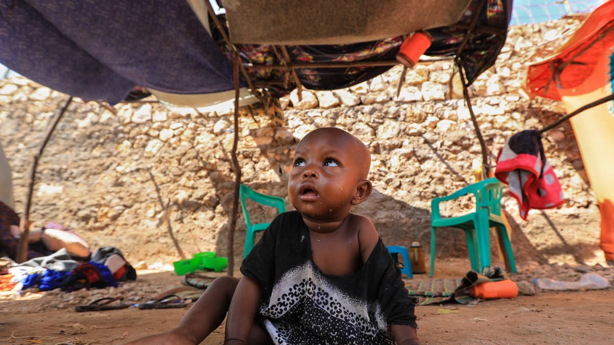 Kuvassa on lapsi somalialaisella pakolaisleirillä.