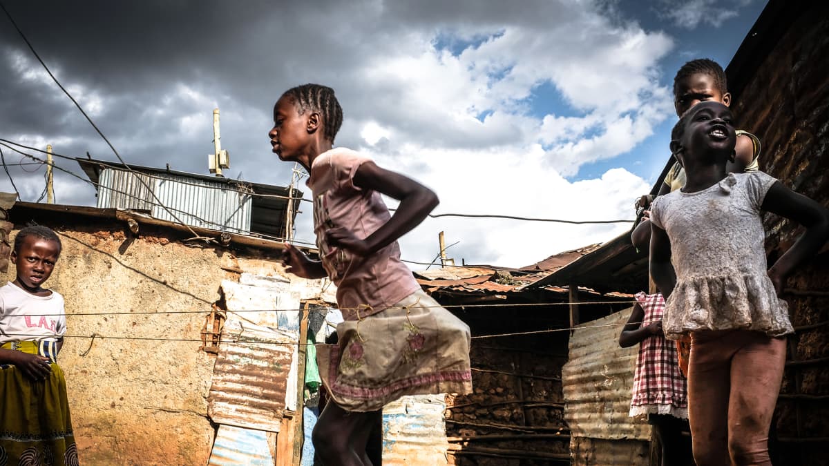 Kuvassa lapset leikkivät Kenian Nairobissa.