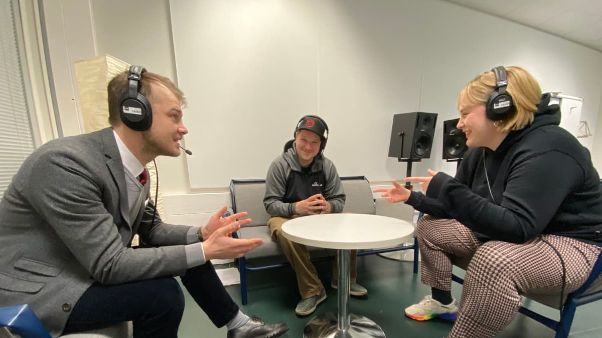 Uutispodcast Toivo Haimi, Marjukka Mattila ja keskellä ammattihakkeri Benjamin Särkkä. 