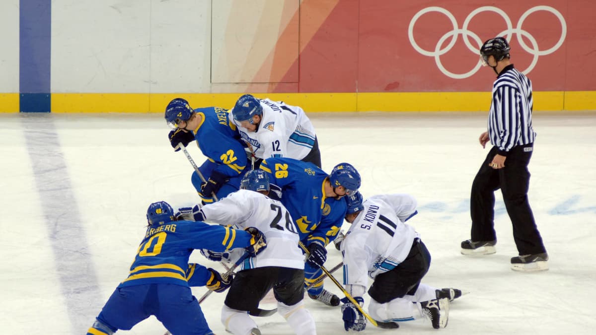 Saku Koivu aloituksessa Torinon olympiafinaalissa