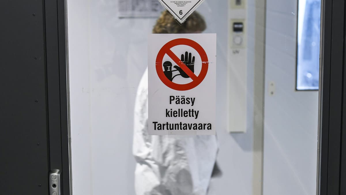 Tartuntavaarasta kertova Pääsy kielletty -kielto laboratoriossa, jossa analysoidaan koronavirusnäytteitä.