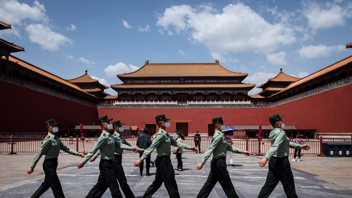 Kuvassa kiinalaiset marssivat hengityssuojia käyttäen Pekingissä.