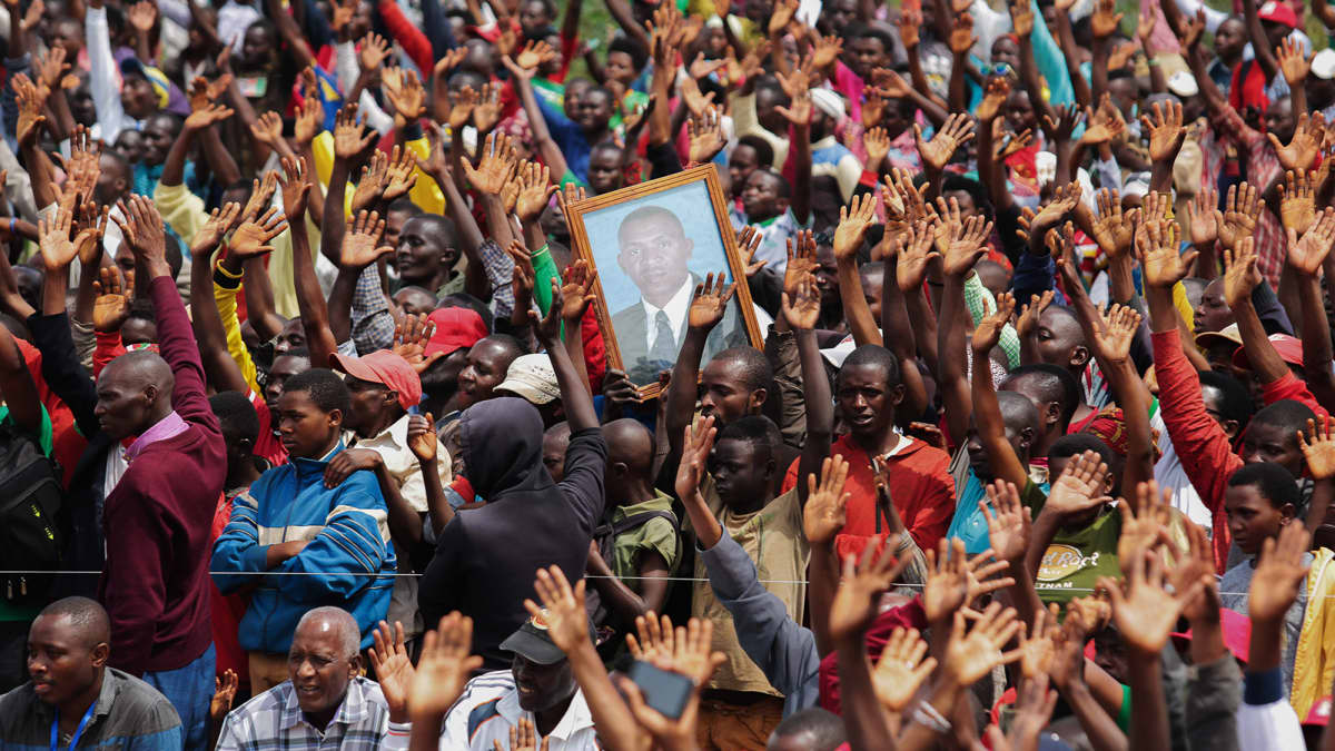 Kuvassa kannattajat pitelevät Burundissa presidenttiehdokas Agathon Rwasan kuvaa.