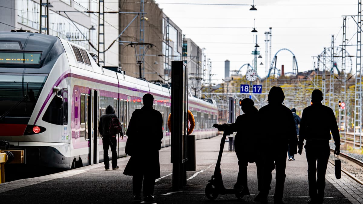 Ihmisiä Helsingin rautatieaseman laiturilla.
