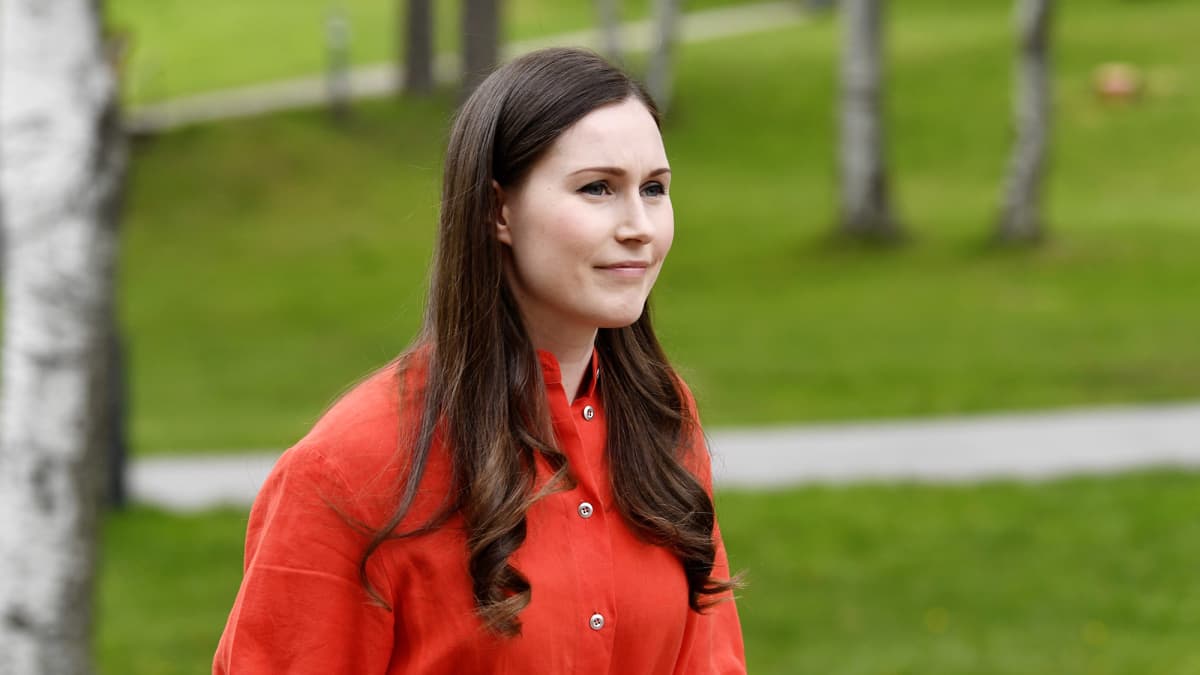 Sanna Marin saapumassa presidentti Niinistön isännöimiin Kultaranta-keskusteluihin Helsingissä.