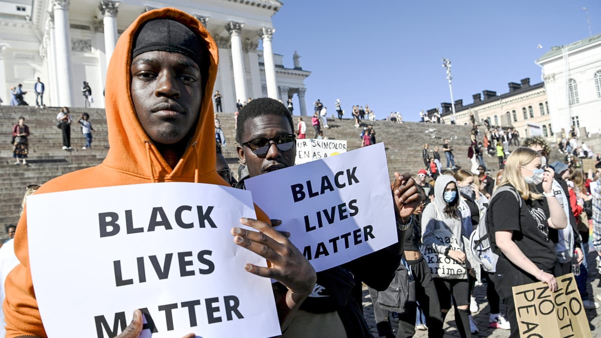 Mielenosoittajia Black Lives Matter Helsinki March -mielenosoituksessa Helsingin Tuomiokirkon edustalla 3. kesäkuuta.
