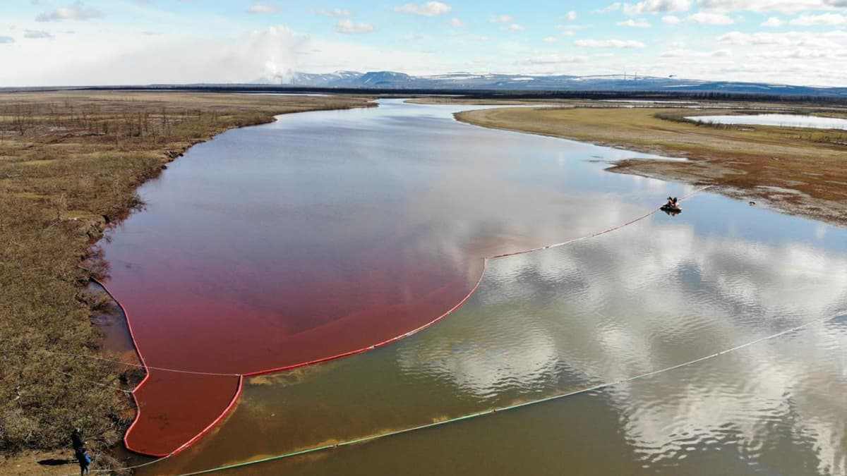 punaiseksi värjäytynyt joki