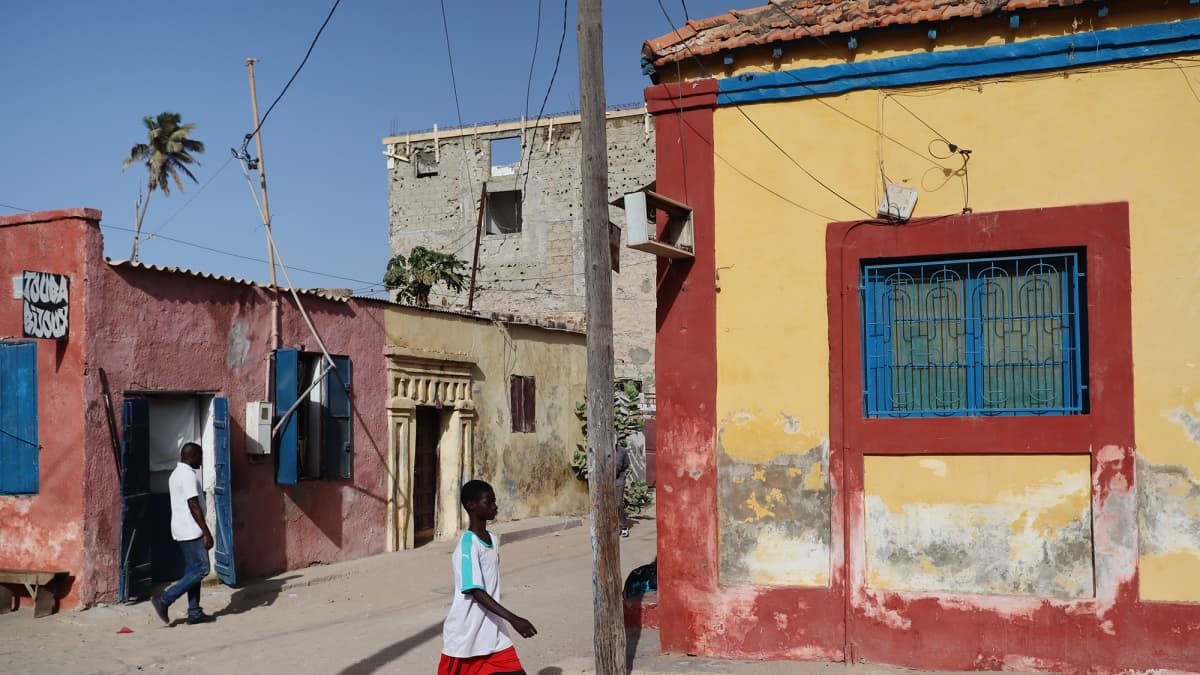Kuvassa on vanhoja taloja Saint-Louis'ssa Senegalissa.