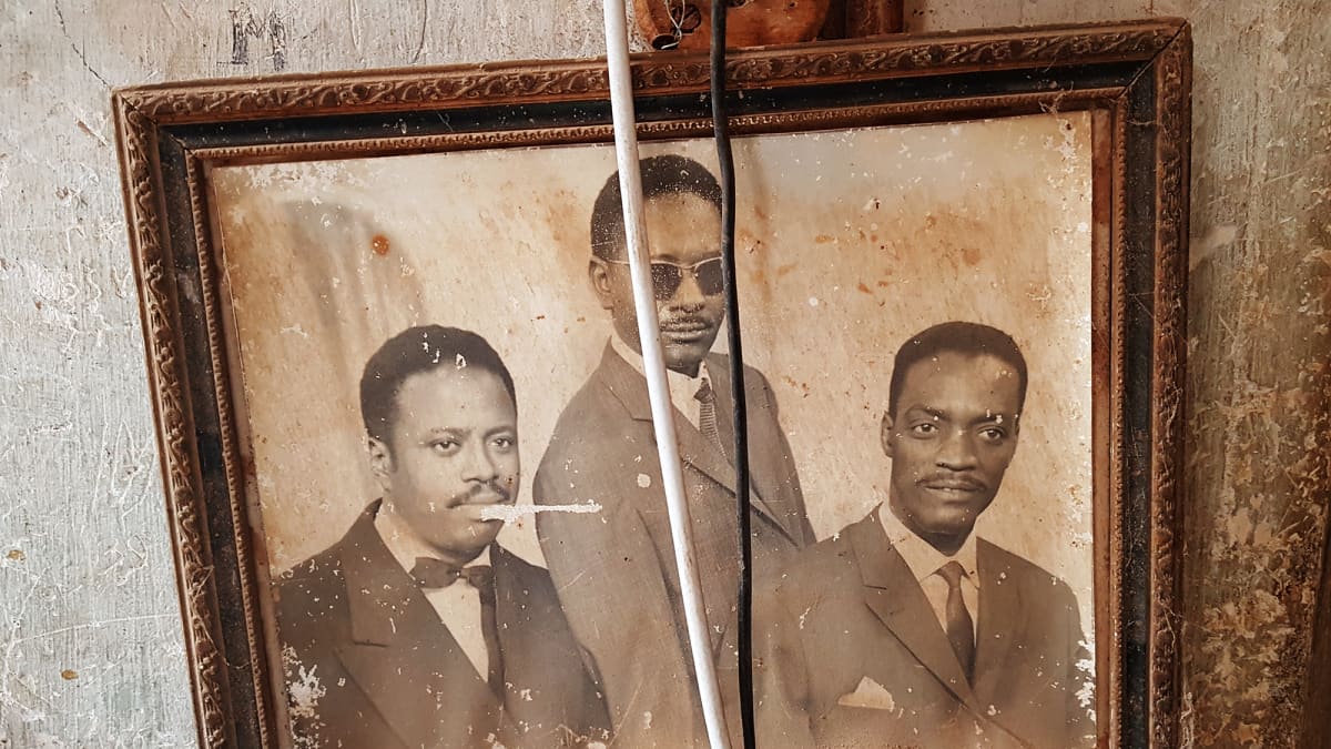 Kuvassa on kolme miestä vanhassa valokuvassa.