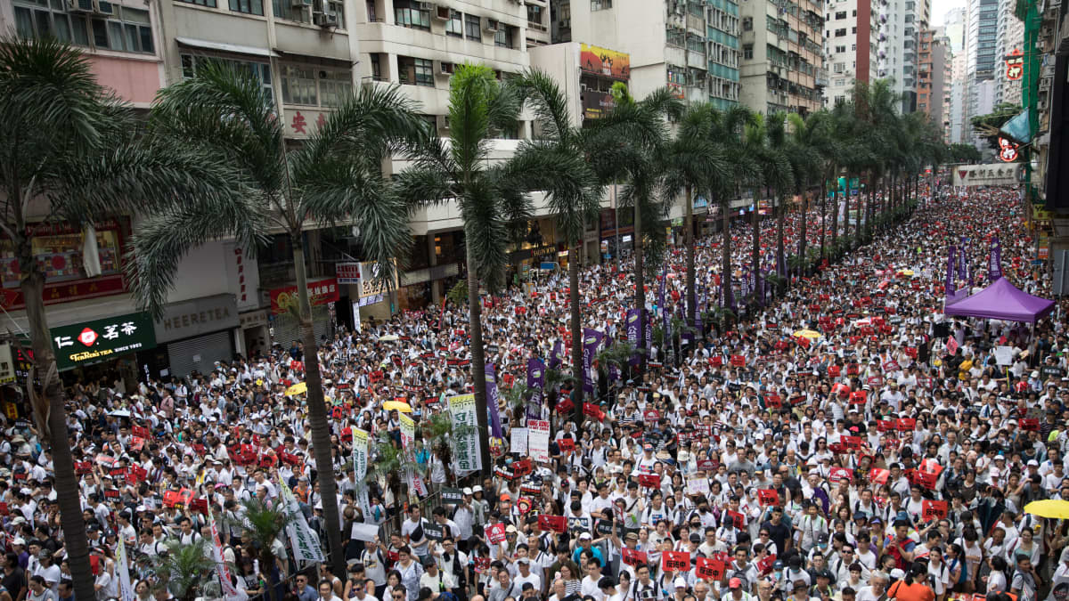 Kuvassa mielenosoittajat peittävät lukumäärällään Hong Kongin kadut.