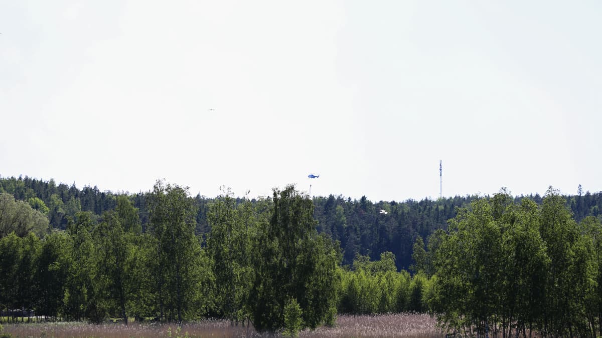 Helikopteri sammuttaa maastopaloa Turun Satavassa.