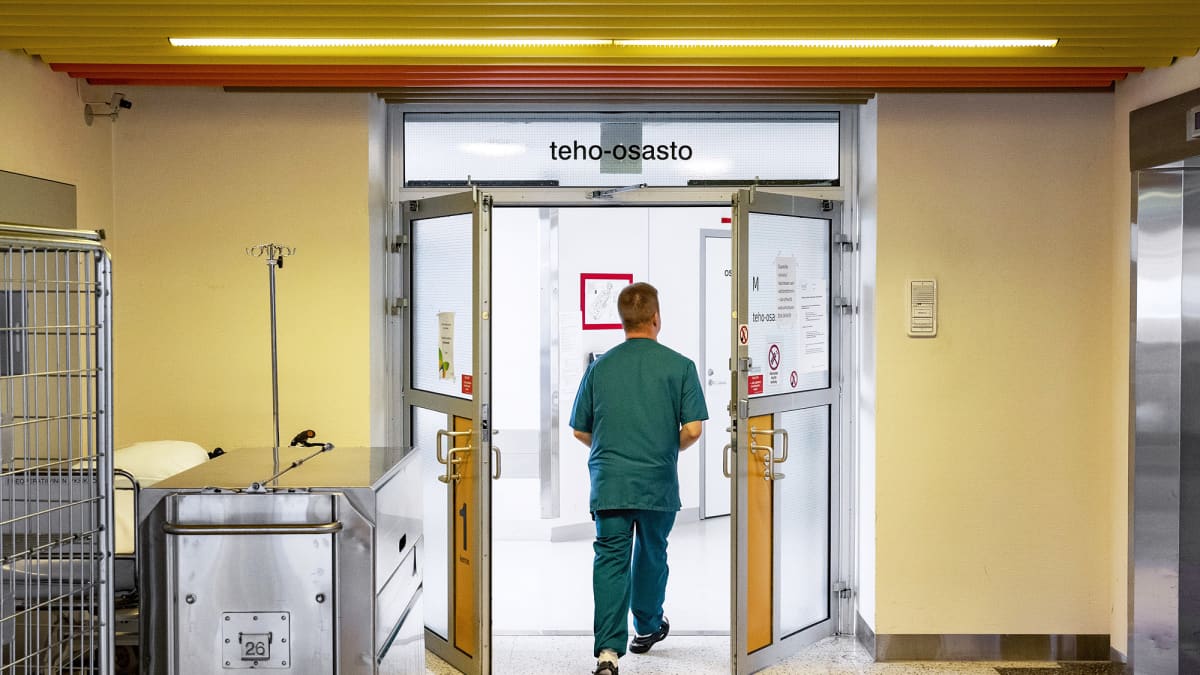 Hoitaja menee teho-osastolle Keski-Suomen keskussairaalassa.