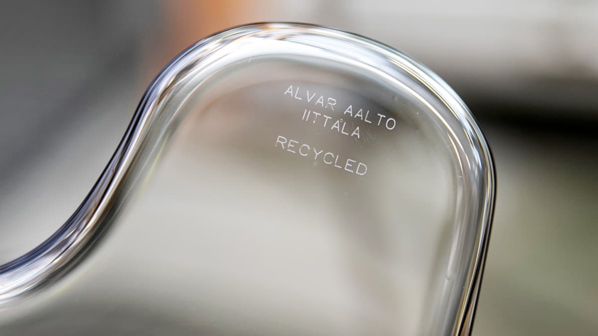 Aalto-maljakkoja Iittalan lasitehtaan hihnalla. 