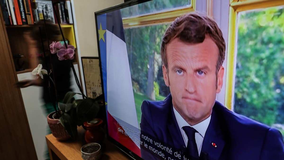 Ranskan presidentti Macron tv-ruudussa 