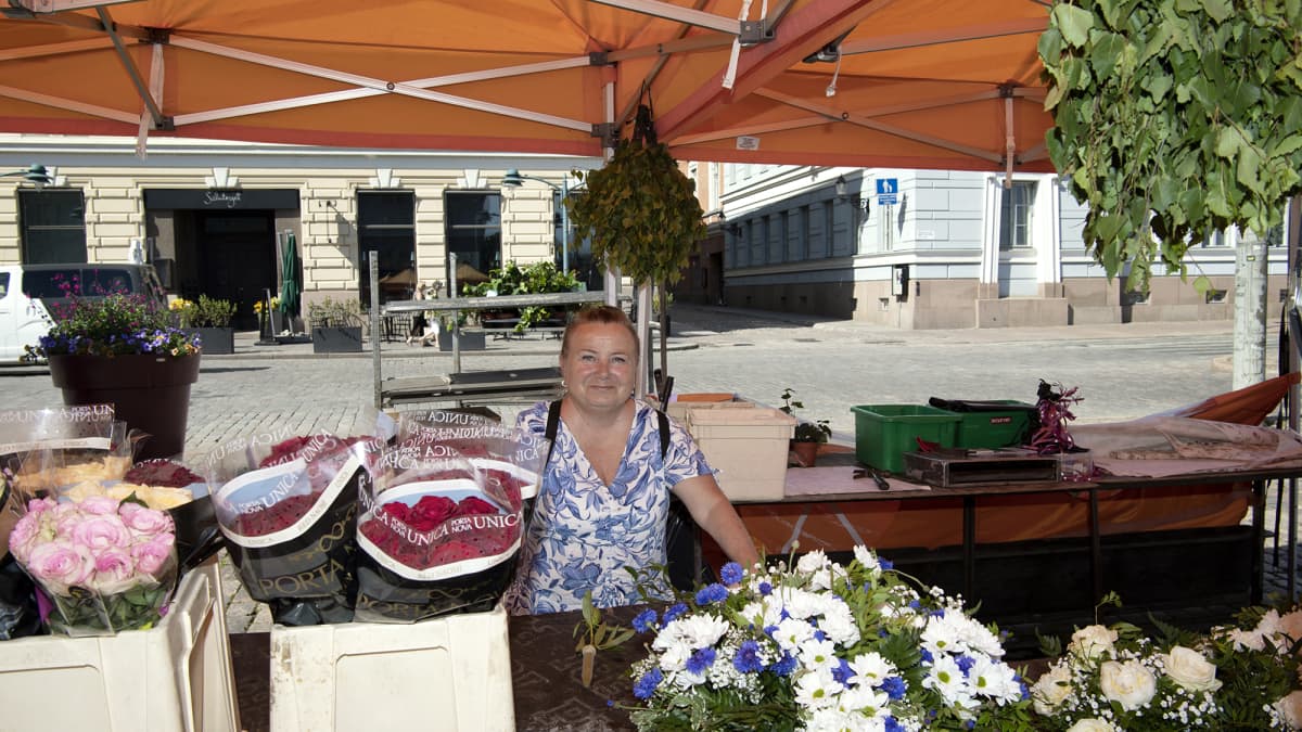 Mervi Kaalinen myy kukkia Kauppatorilla.