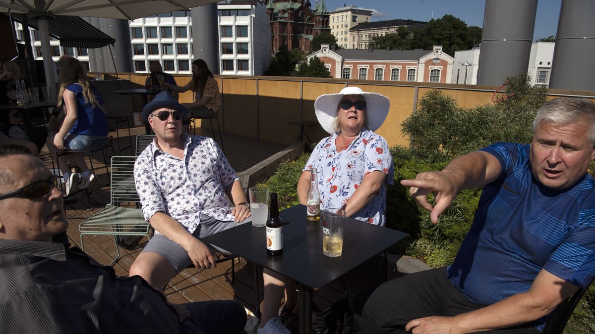 Harri Heiskanen, Eeki Nikulainen, Eeva Kukila ja Simo Brusila juhlivat juhannusra Allas Sea Poolin kattoterassilla
