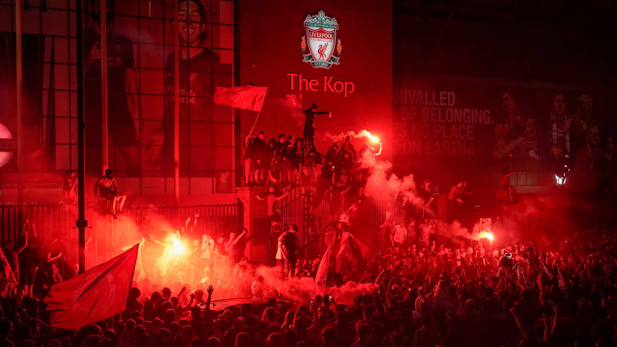 Liverpoolin fanit juhlivat mestaruutta Anfieldin edessä.  