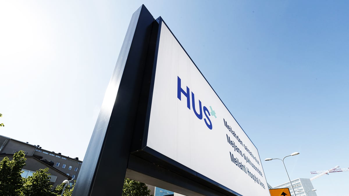 Helsingin ja Uudenmaan sairaahoitopiirin HUS:n kyltti Meilahden sairaala-alueella Helsingissä