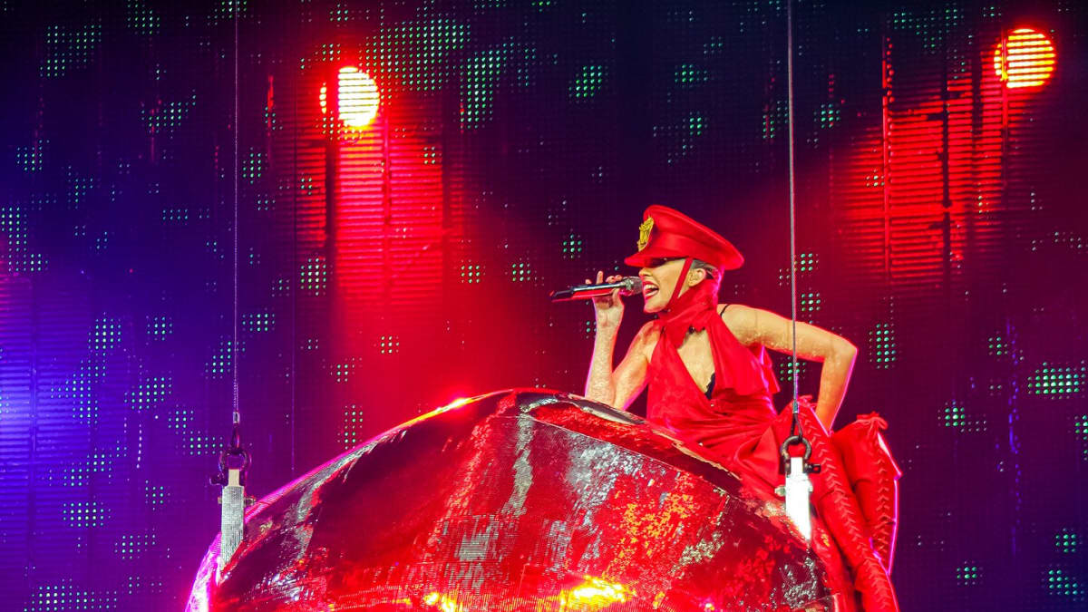 Kylie Minoque laulaa valtavan pääkallon päällä Lontoossa 2008.