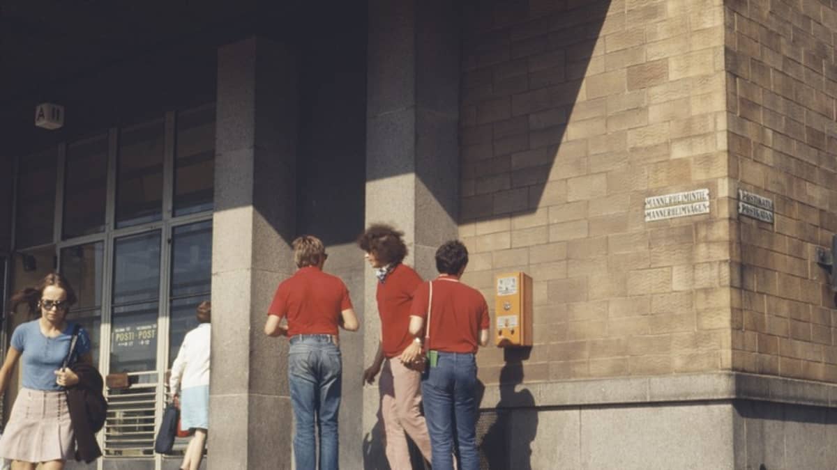 Turisteja Postitalon portailla vuonna 1971.