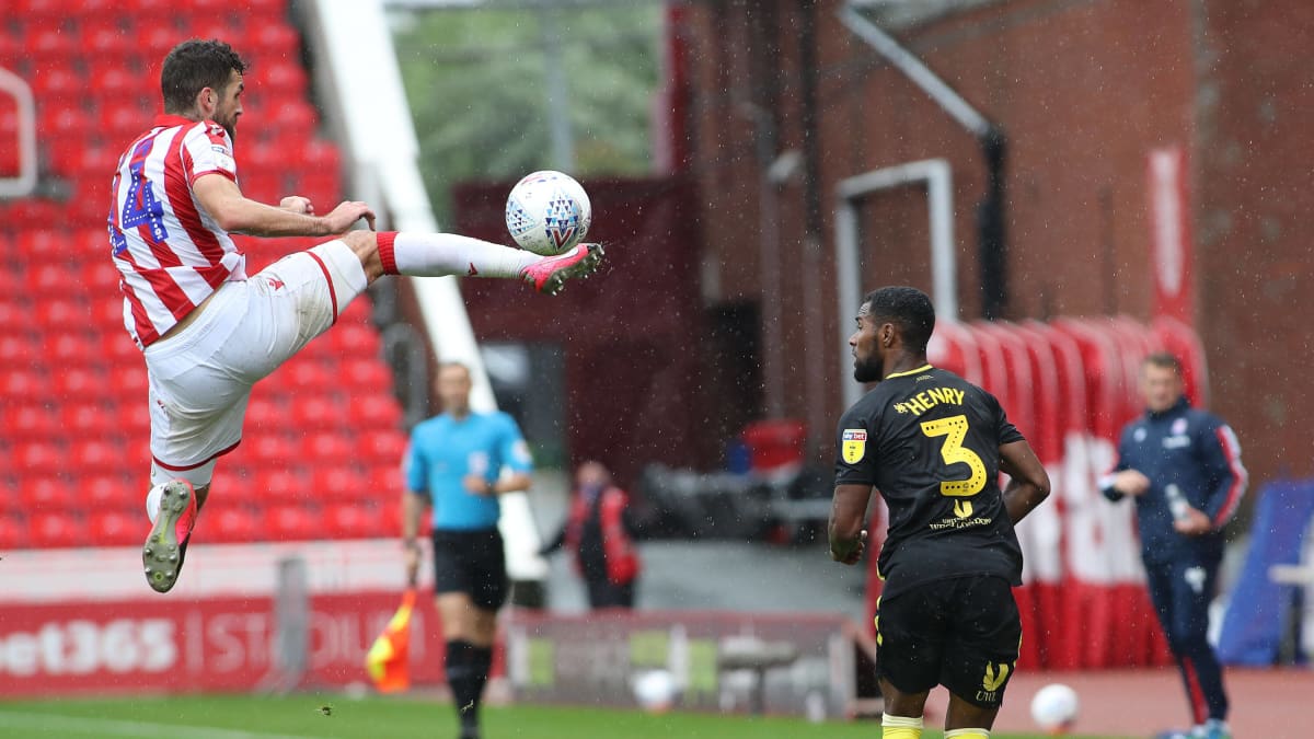 Stoke Brentford Jordan Cousins ja Rico Henry