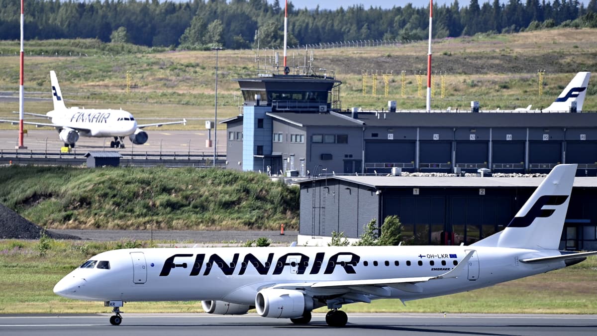 Finnairin lentokone Helsinki-Vantaan lentoasemalla Vantaalla 3. heinäkuuta.