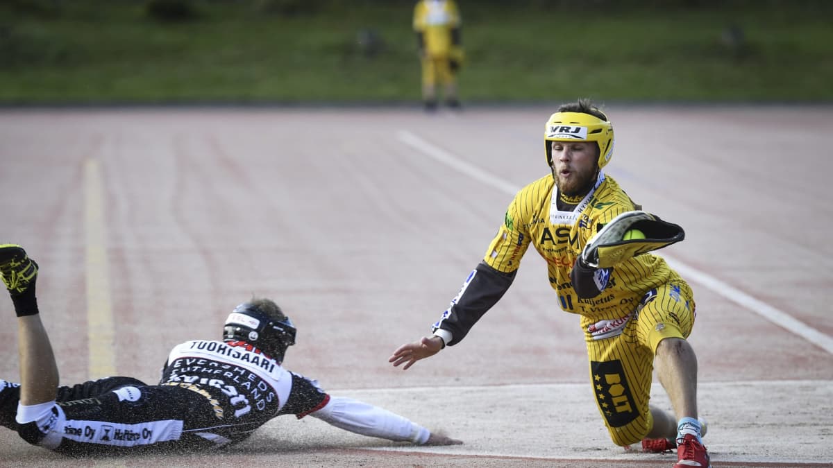  Tahkon Lauri Vierimaa ottaa pallon kiinni, Manse PP Tuomas Tuohisaari syöksyy kakkospesään pesäpallon miesten Superpesiksen ottelussa Hyvinkään Tahko - Manse PP.